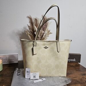 Coach Signature City Tote...Hay